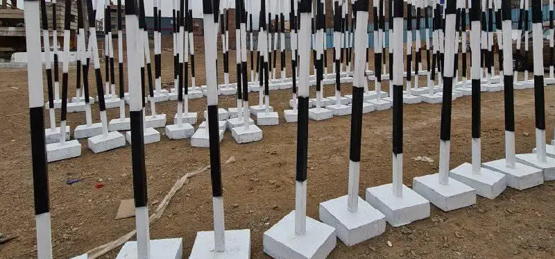 Poste de madera para señalización provisional