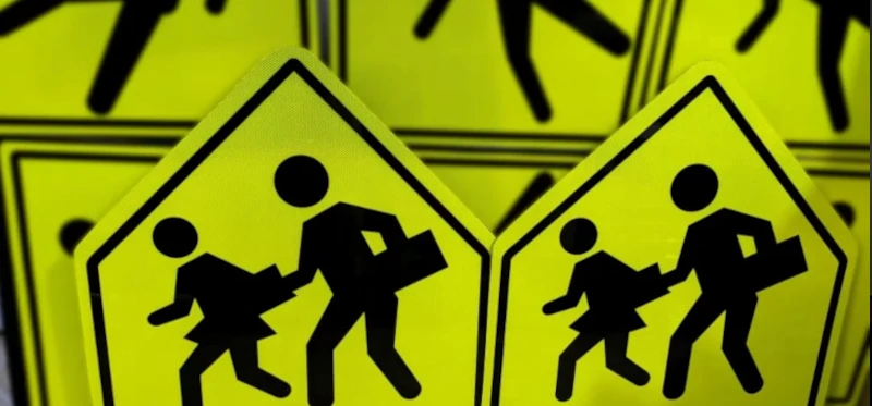 Señal preventiva zona escolar aplicado sobre fibra de vidrio 4mm - vista frontal y posterior