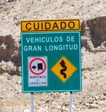 Señales mineras reflectivas instaladas en obra