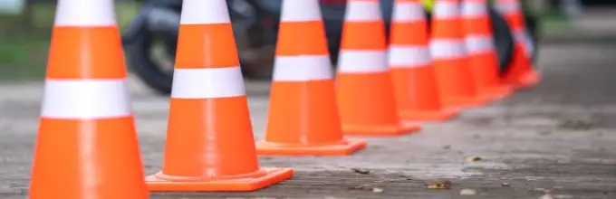 Dispositivos para señalizar transito cono de seguridad