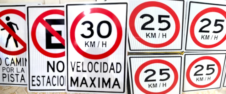 Señal reguladora con lámina reflectiva tipo IV HIP primático