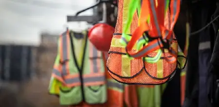 Ropa e indumentaria de seguridad con reflectivo para visualizacion