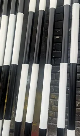 Postes metálicos para senalización vial duraderos visibles y vesatiless