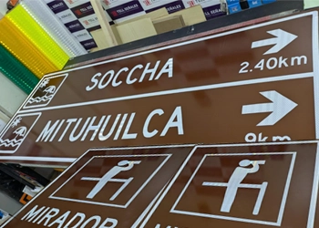 Señal vial turística con lámina reflectiva tipo IV HIP primático