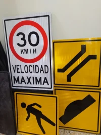 Señaleticas para carretera con lamina reflectiva HIP y fibra de vidrio