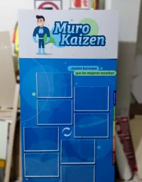 Letrero personalizado con base compuesto de aluminio y porta afiches en acrílico