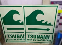 Señal tsunami ruta de evacuacion  fotoluminiscente en fibra de vidrio