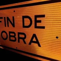 Letrero para obras con lamina reflectiva HIP vista en oscuridad