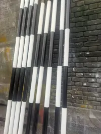 Postes metálicos pintando zebra