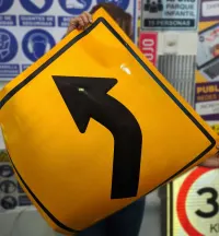 Lámina  curva izquierda en reflectivo grado ingeniería 