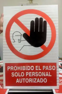 Señal prohibido el paso con lámina reflectiva HIP