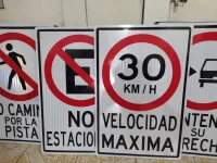 Señales reguladoras con lamina HIP y fibra de vidrio variados