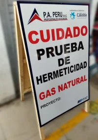 Letrero tijera con estructura de madera y doble cara
