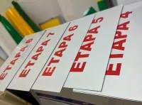 Letrero para Etapas con fondo grado ingeniería y letras lámina HIP color rojo