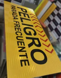 Señal personalizada con soporte metálico y lamina grado prismático