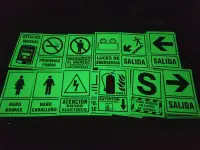 Señale fotoluminiscentes vistas en oscuridad