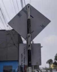 Señal peaton ubicacion con soporte compuesto de aluminio 4mm vista posterior