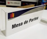 Señal en acrílico tipo bandera  [ doble cara con dobles  de 5cm ]