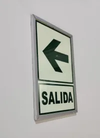 Señal fotoluminiscente con tapa acrílica y marco de aluminio