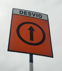 Señal para obras con lamina GI y soporte compuesto de aluminio instalada