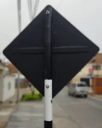 Señal prevetiva 60x60cm en fibra de vidrio instalada vista posterior