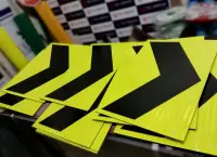 señales chevron 40x60cm con lámina hip y soporte compuesto de aluminio 4mm