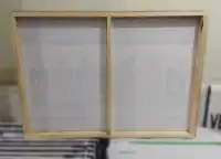 Señal banner con marco de mandera vista posterior