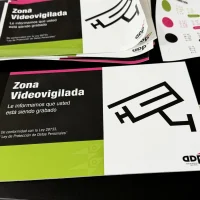 letrero vinil con base pvc celtex de camara instalado