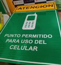 Señal punto permitido para uso de celulares en reflectivo y compuesto de aluminio