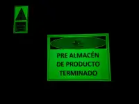 Señal fotoluminiscente con logo vista en oscuridad