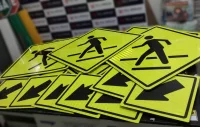 Señales preventivas de cruce peatonal con lamina HIP Amarillo Limón