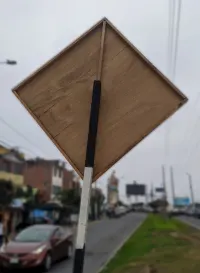 Señal preventiva para  obras con marco de madera vista posterior