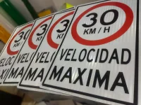 Señales reguladoras de velocidad máxima con lamina reflectiva grado prismático