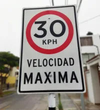 Señal reguladora en fibra de vidrio instalada en zona urbana