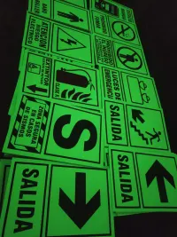 Señales fotoluminiscente con base celtex vista en oscurdad