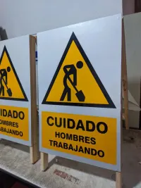 Señales para obras forma tijeral doble cara vista lateral