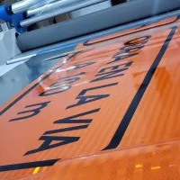 Impresion señales para obras con lamina reflectivo tipo IV HIP color anaranjado