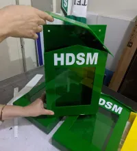 Porta afiches Acrílico IPERC en forma de casita 