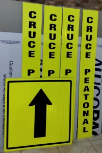 Señales de cruce peatonal con lamina prismático