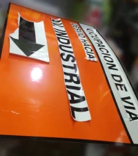 Señal para obras con reflectivo grado ingeniería y letras rotuladas