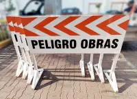 Tranquera peligro obras con vinil y estructura de madera 