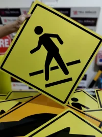 Señal peatonl con lamina grado ingeniería y soporte compuesto de aluminio 4mm