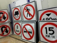  señales reguladoras en fibra de vidrio y lamina HIP variados