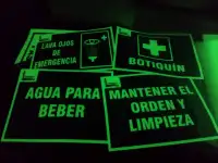 Sticker fotoluminiscente con logo visto en oscuridad