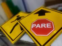 Señal preventiva con lamina reflectiva HIP y pare en grado ingenería