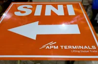 Señal con lamina prismatica anaranjado para zona portuaria